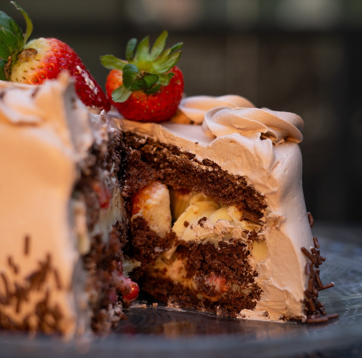 Bolo de chocolate com recheio de morango