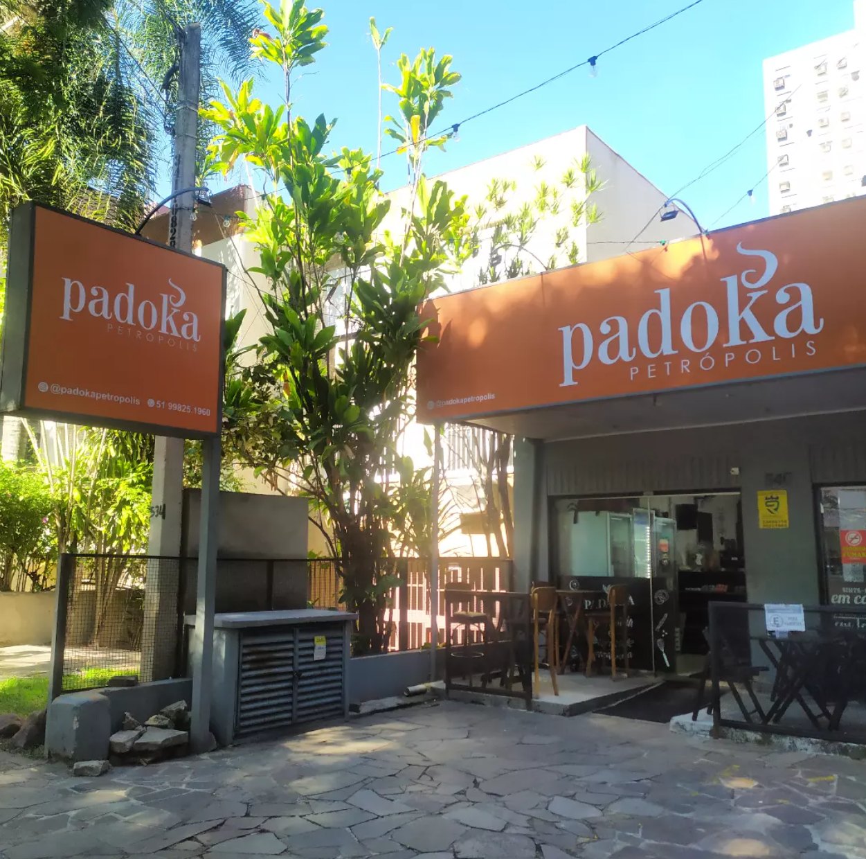 Fachada laranja da Padoka Petrópolis na Av. Ijuí