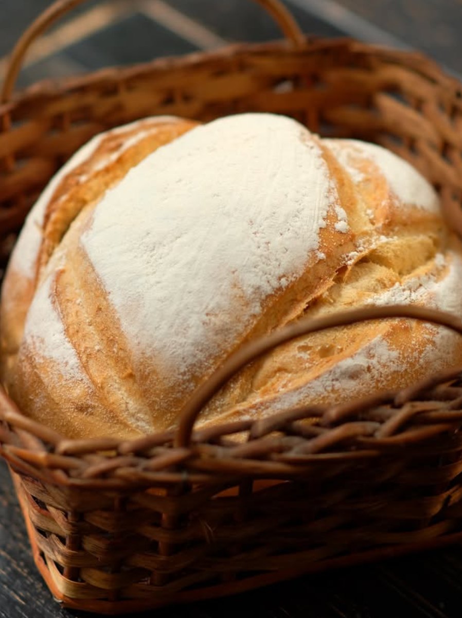 Pão rústico na cesta